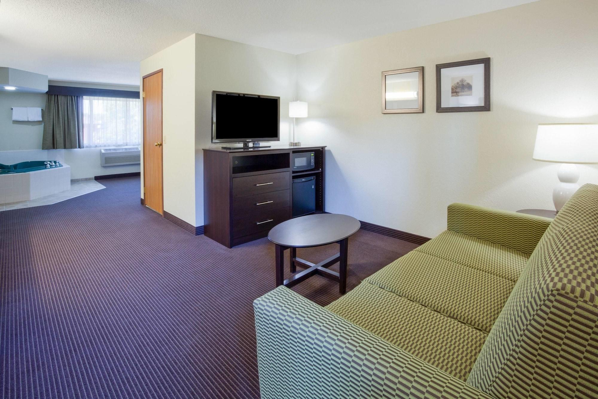 Americinn By Wyndham Rhinelander Bagian luar foto