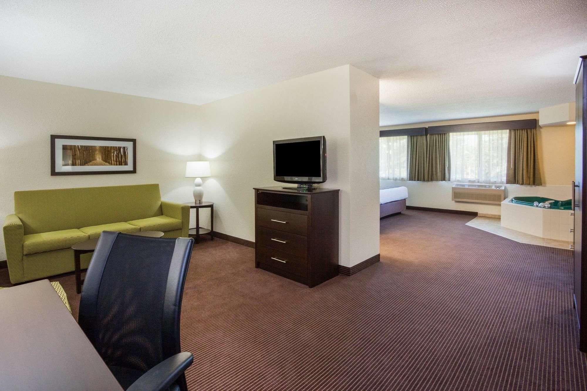 Americinn By Wyndham Rhinelander Bagian luar foto